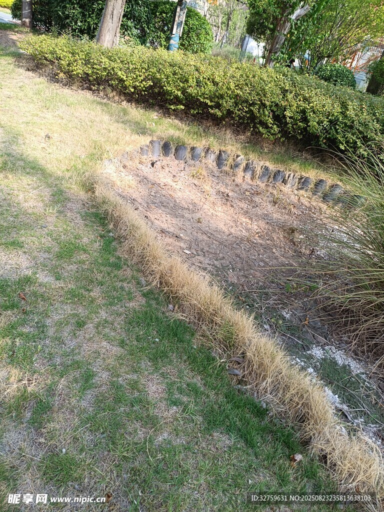 户外草地旁的排水沟槽