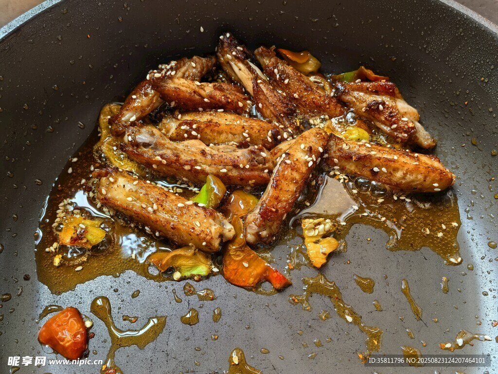 锅中烹饪的美味炸鸡翅
