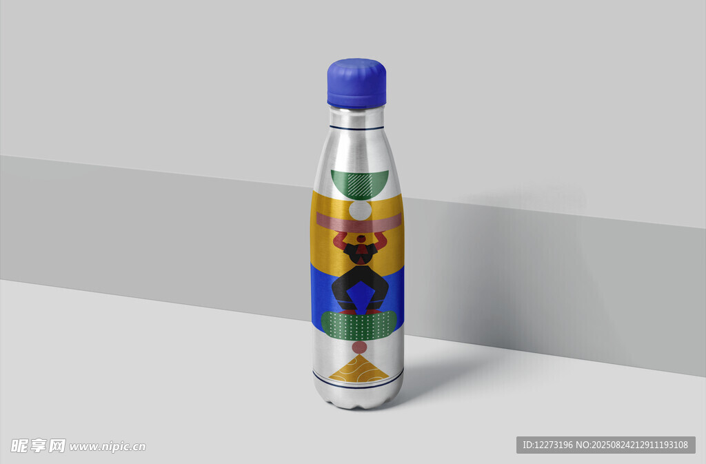 彩色图案装饰的透明水瓶