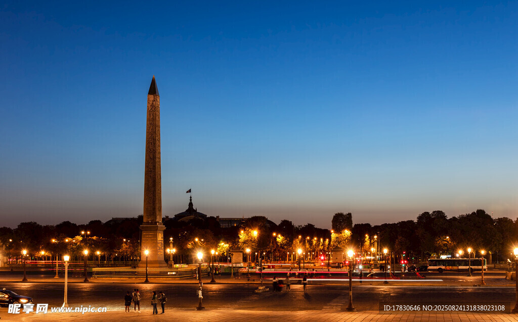 夜幕下的城市方尖碑景观