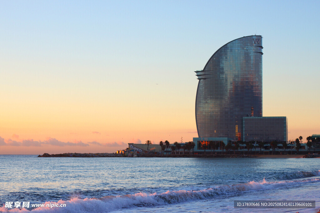 海滨夕阳下的独特建筑