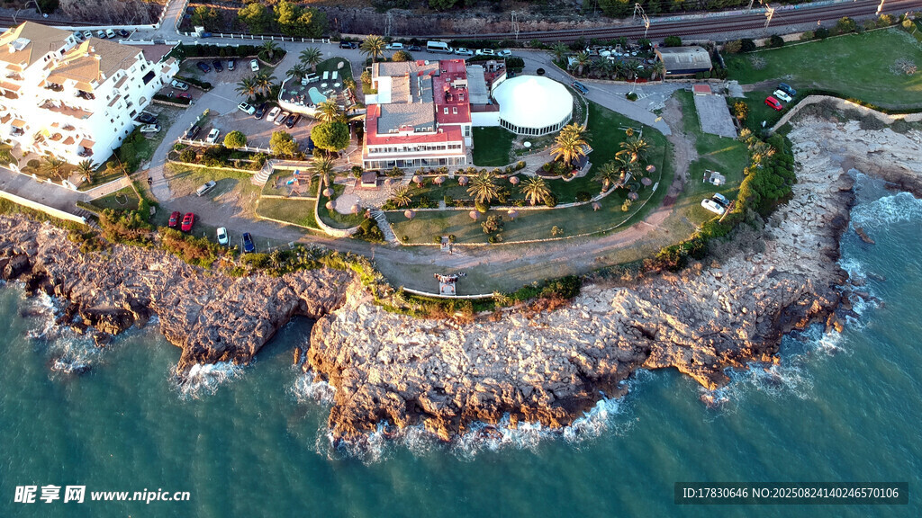 海滨美丽建筑与礁石景观