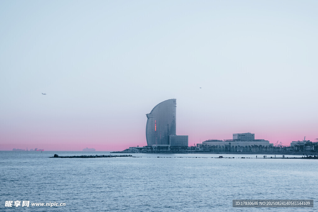海边黄昏时的独特建筑