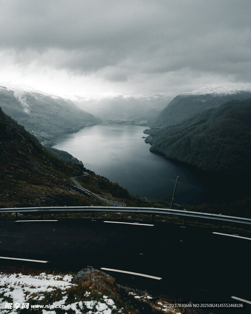 蜿蜒公路旁的壮美山水景观