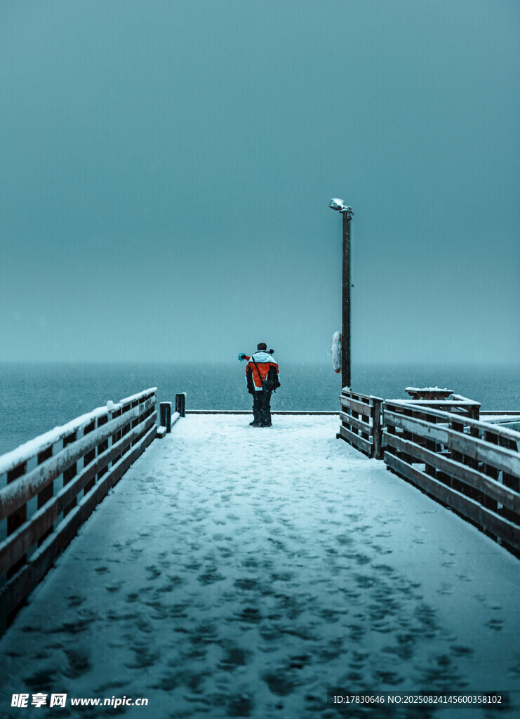 雪天栈桥独行的人