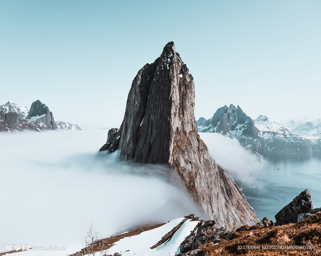雪山孤峰云海壮丽景观
