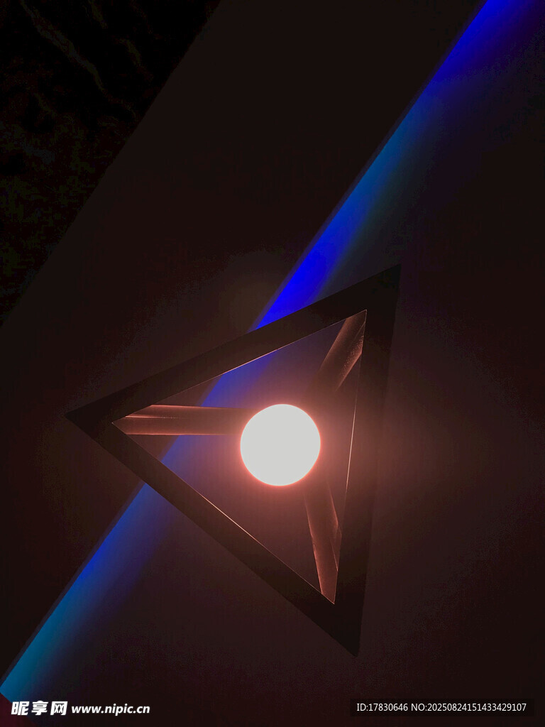 三角结构中的发光光源
