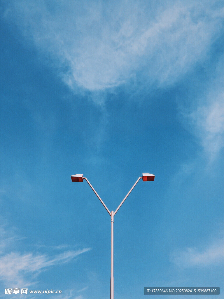 蓝天之下的简约路灯