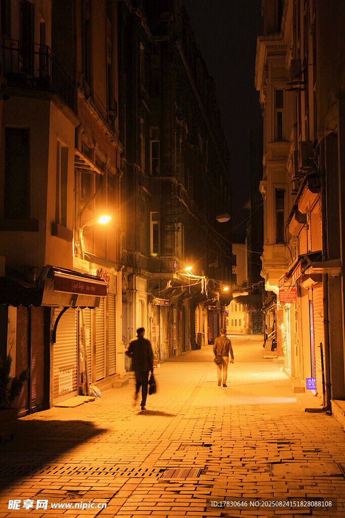 夜晚街道上的独行身影