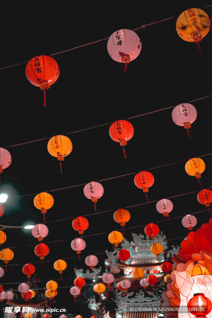 空中悬挂的多彩灯笼