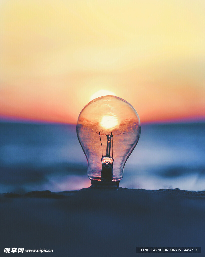 海边夕阳下的发光灯泡