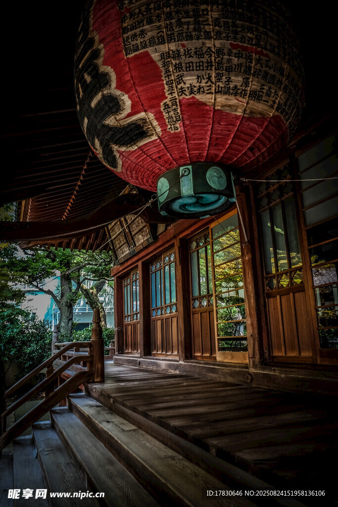 日式古建下的传统大灯笼