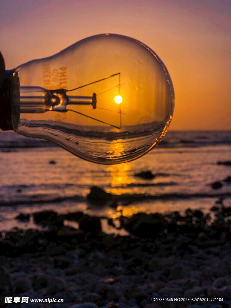 灯泡映夕阳下的海边美景