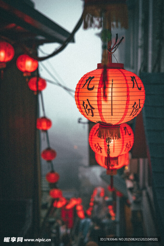 古巷红灯笼营造温馨氛围