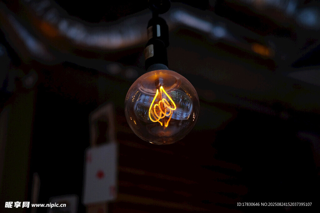 复古发光灯泡特写