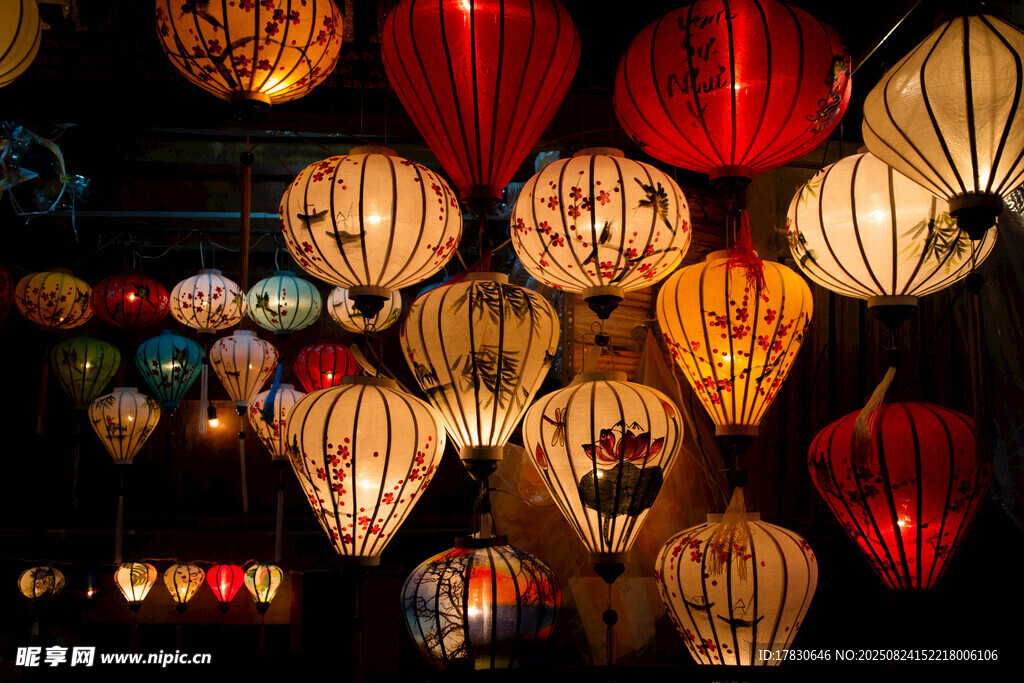 传统中式灯笼装点的夜景