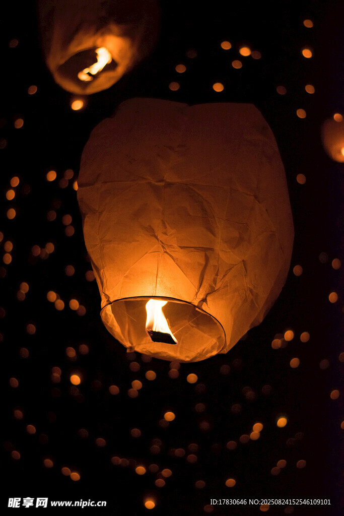 夜空中飘飞的孔明灯