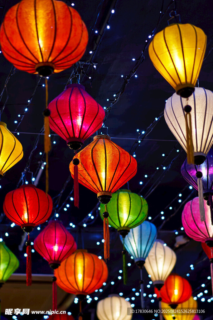 多彩灯笼装点夜空