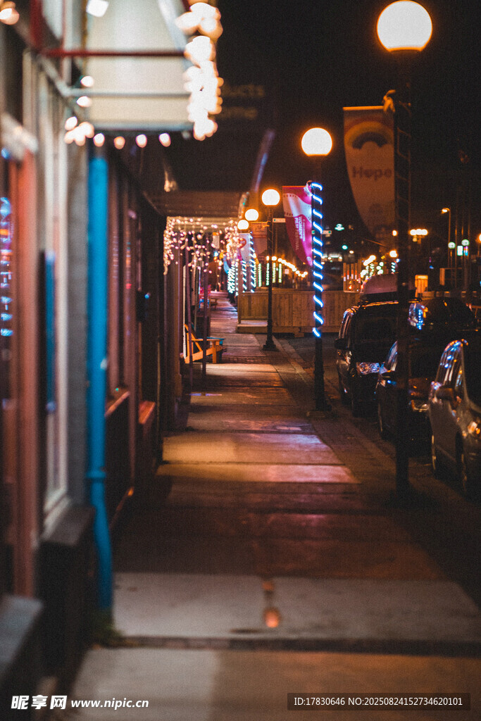 夜晚街道的温馨灯光景象