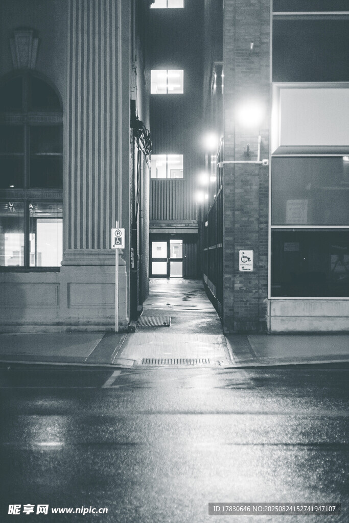 雨夜空巷的静谧景象