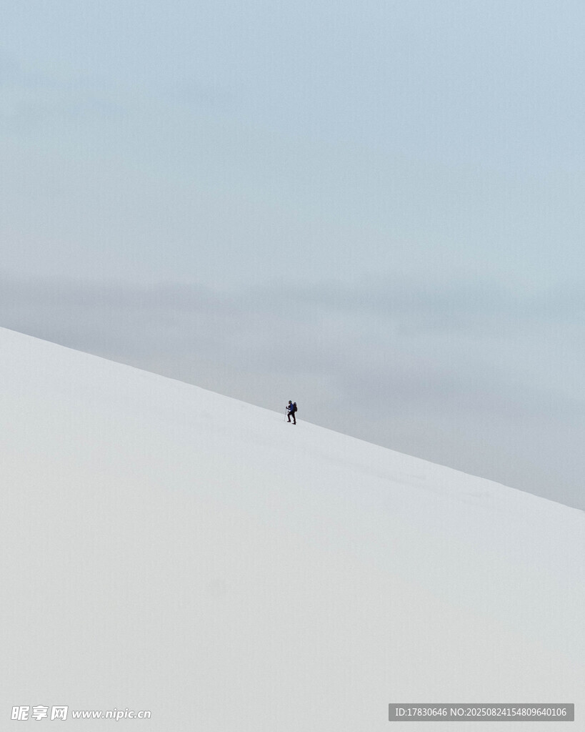 雪坡上的孤独身影