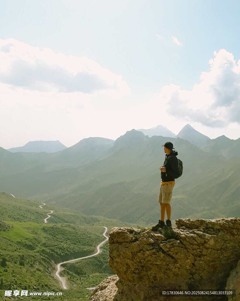 男子立于山巅眺望远方