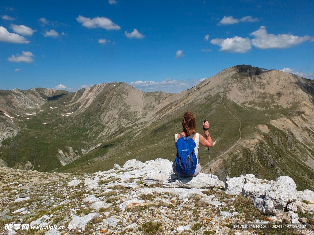 徒步者眺望山间美景