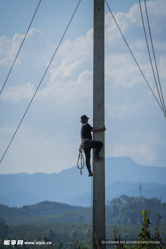 电工高空作业于山间电杆