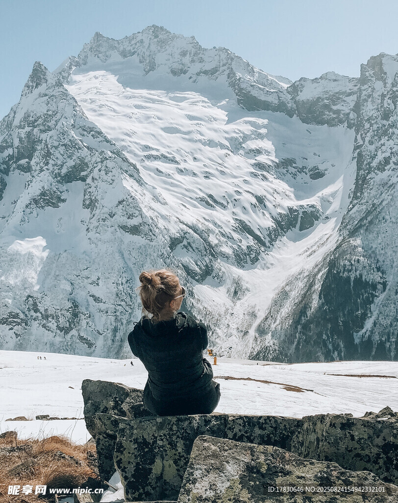 女子独坐赏雪山美景