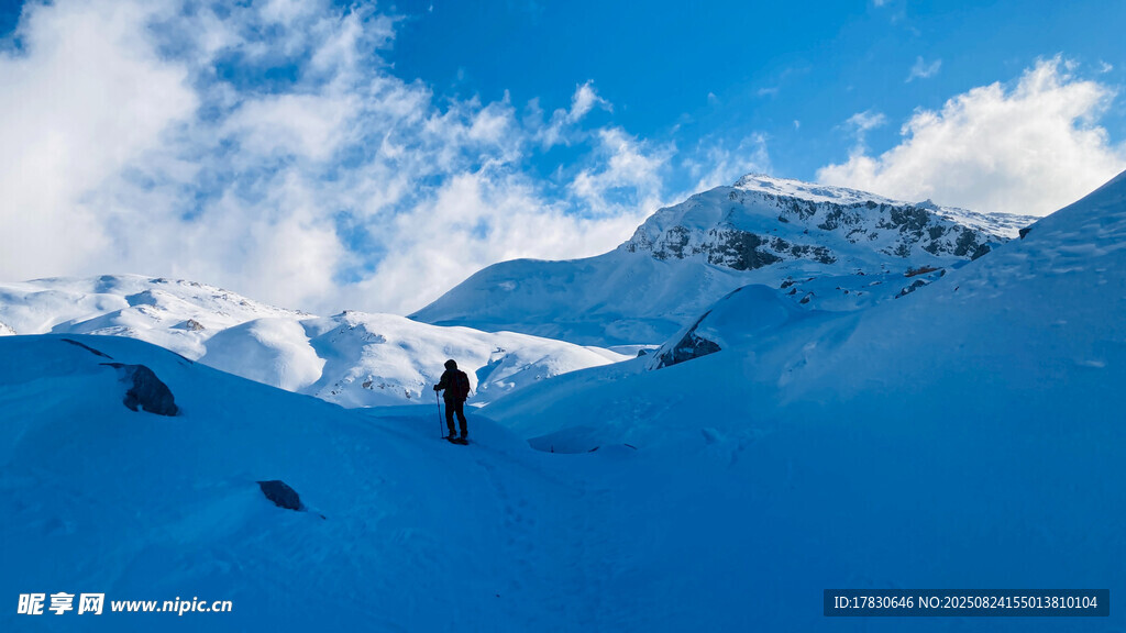 雪山徒步者的壮丽之旅
