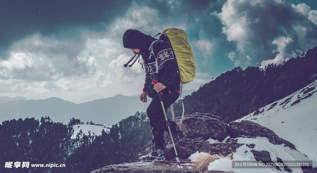 徒步者于雪山之巅眺望