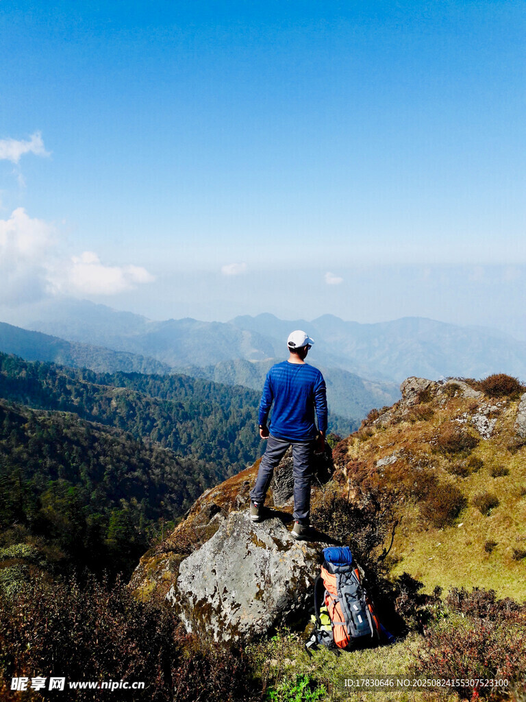 登山者眺望远方壮丽景色
