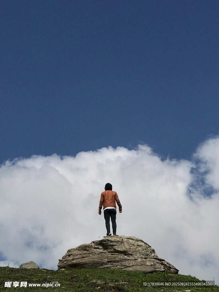 山顶上的徒步者