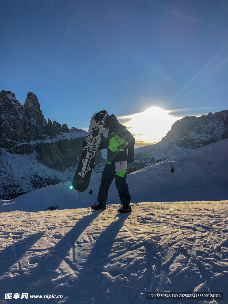 雪山上的单板滑雪者