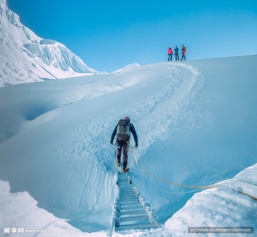 攀登雪山的坚毅探险者