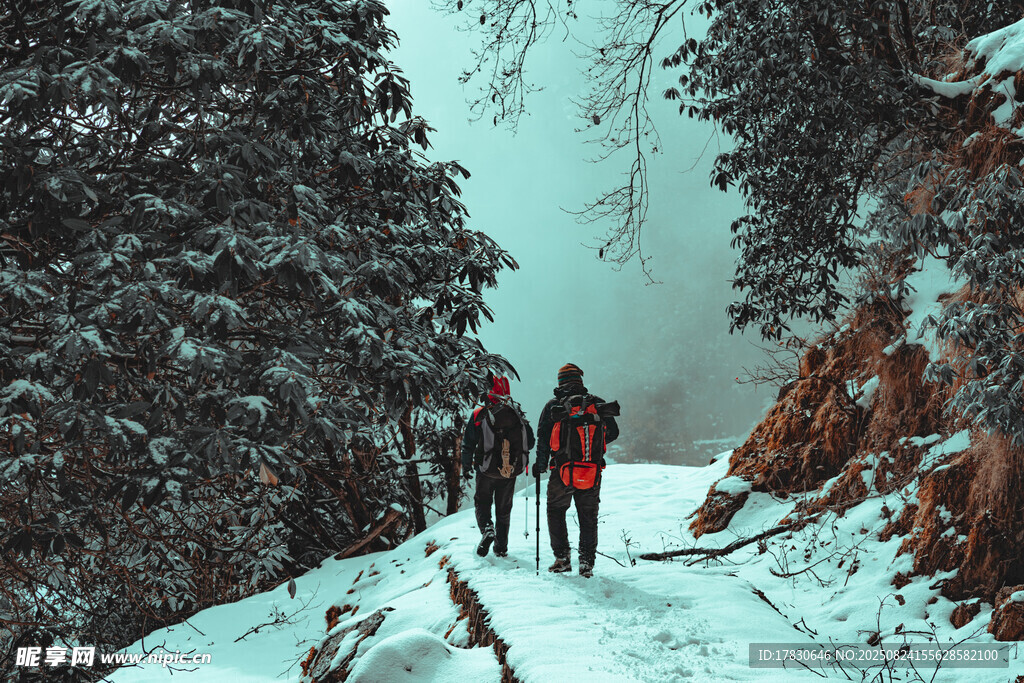 雪中山间徒步者