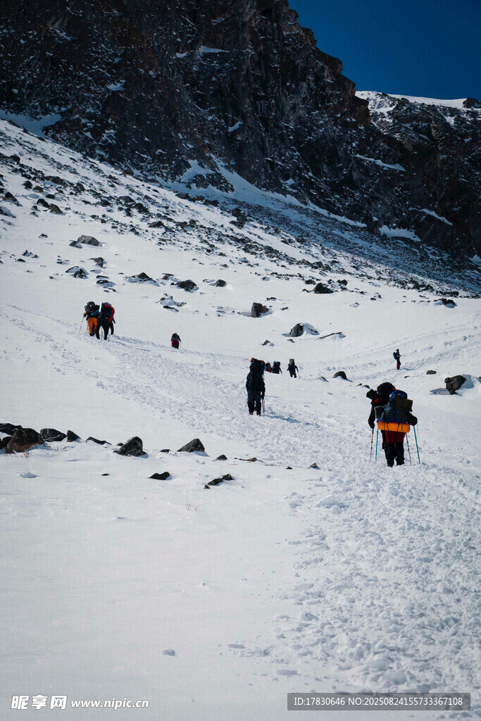 雪山徒步者的壮丽旅程