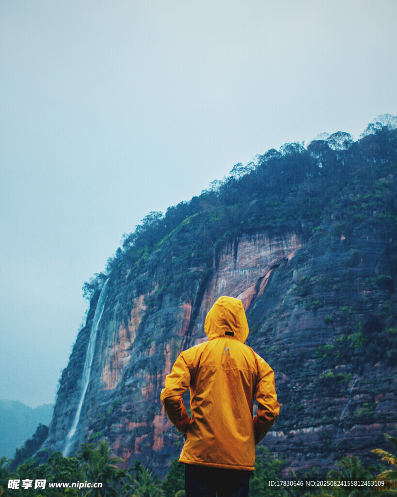 雨中登山者眺望巍峨山峦