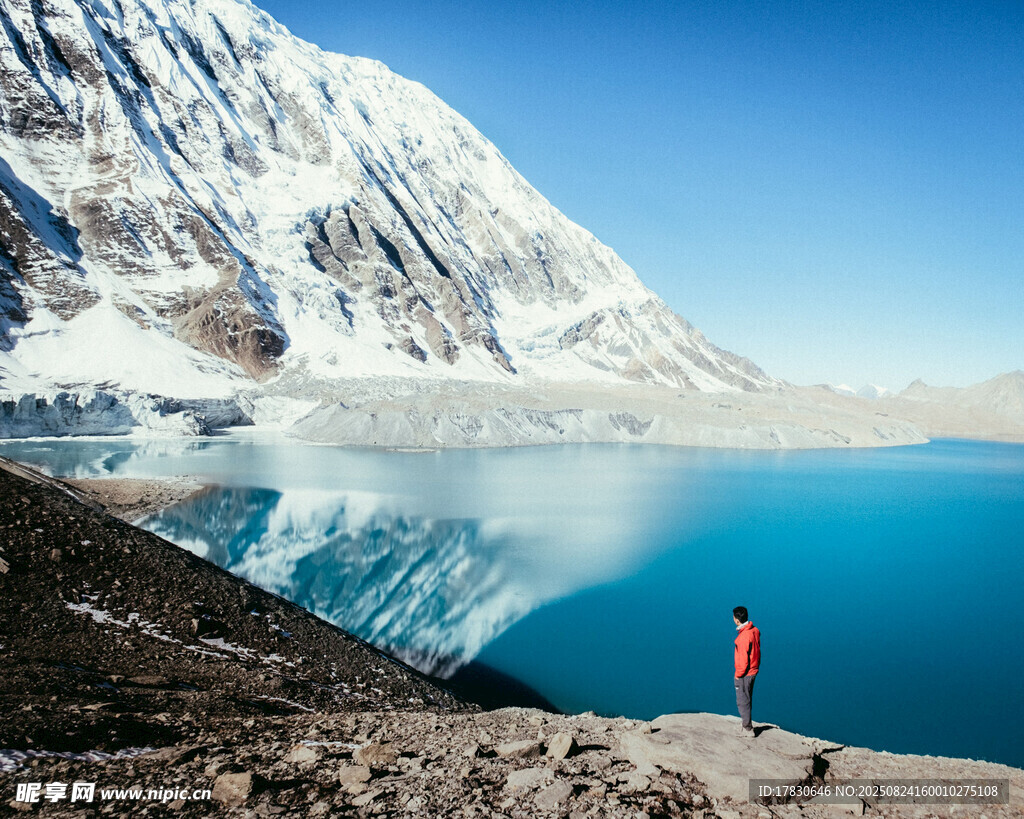 雪山湖畔的孤独旅人