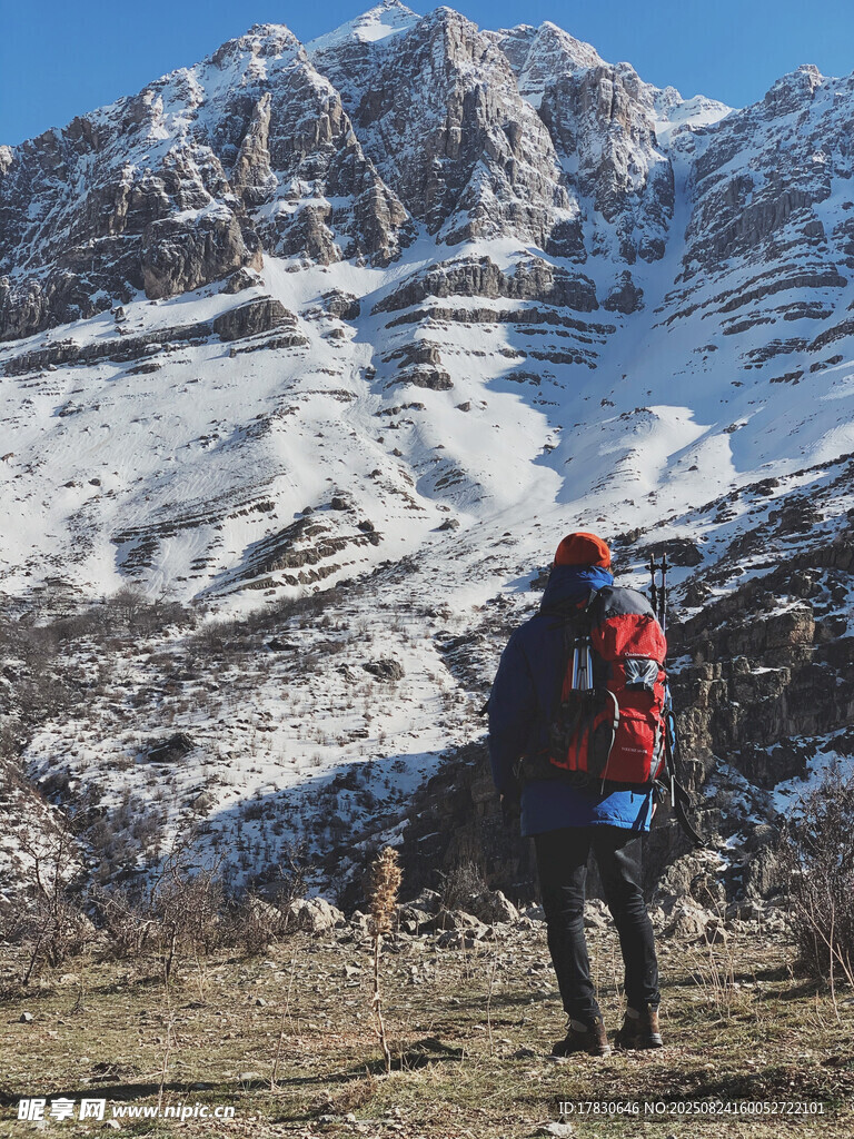 徒步者眺望雪山壮丽景色