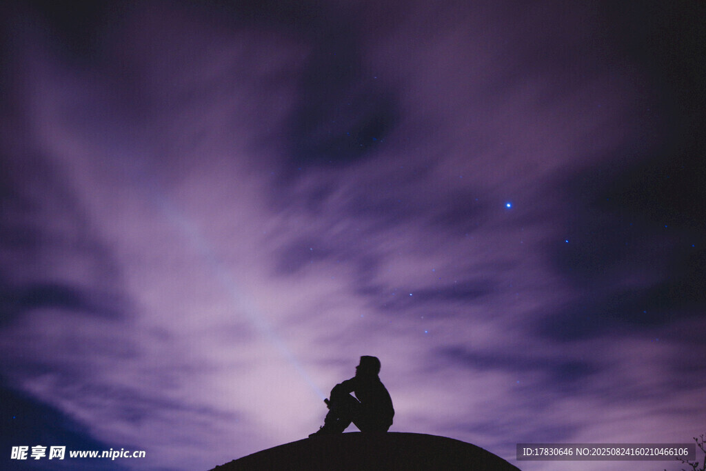 星空下的孤独身影
