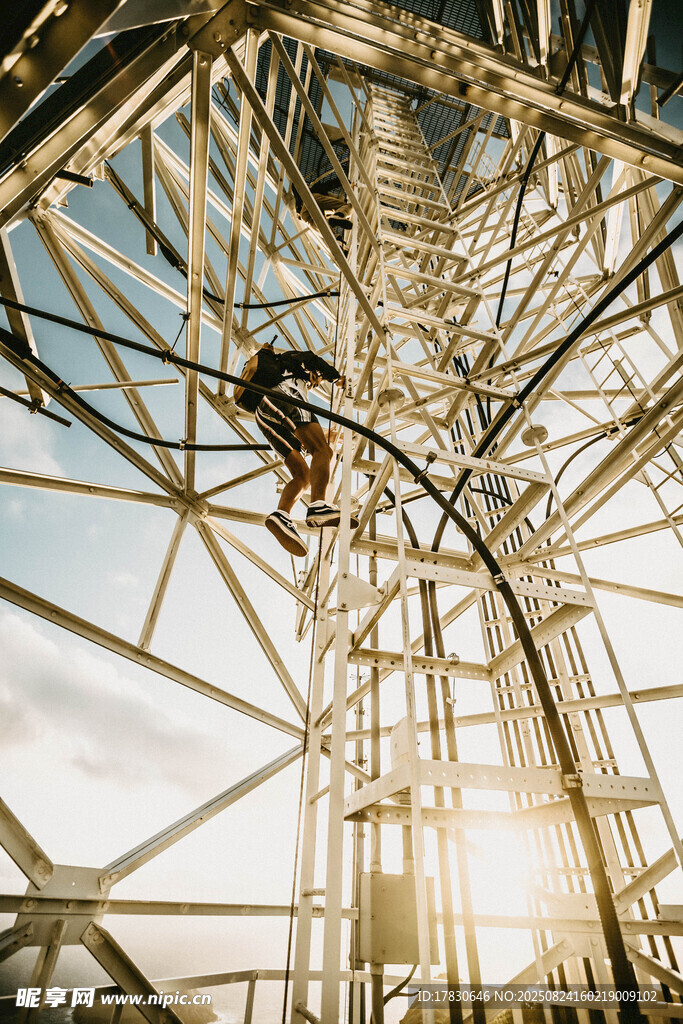 工人高空作业于钢结构建筑