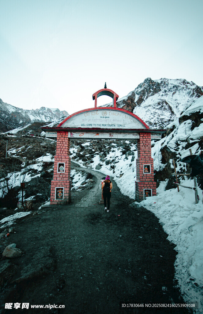 雪山下的红色牌坊建筑