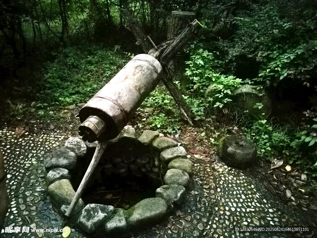 日式庭院中的竹筒流水装置