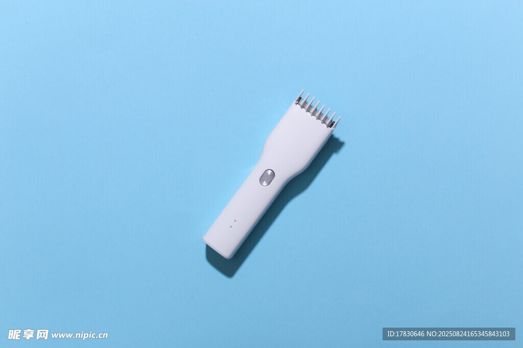 白色电动理发器特写