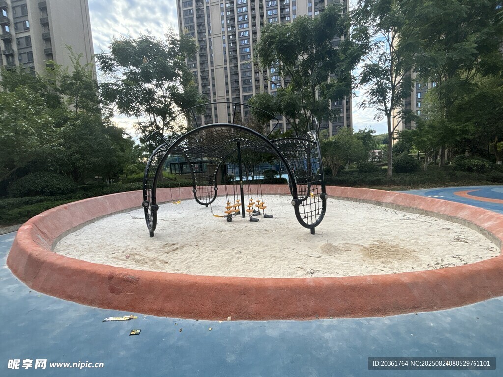 小区内的儿童沙坑游乐设施