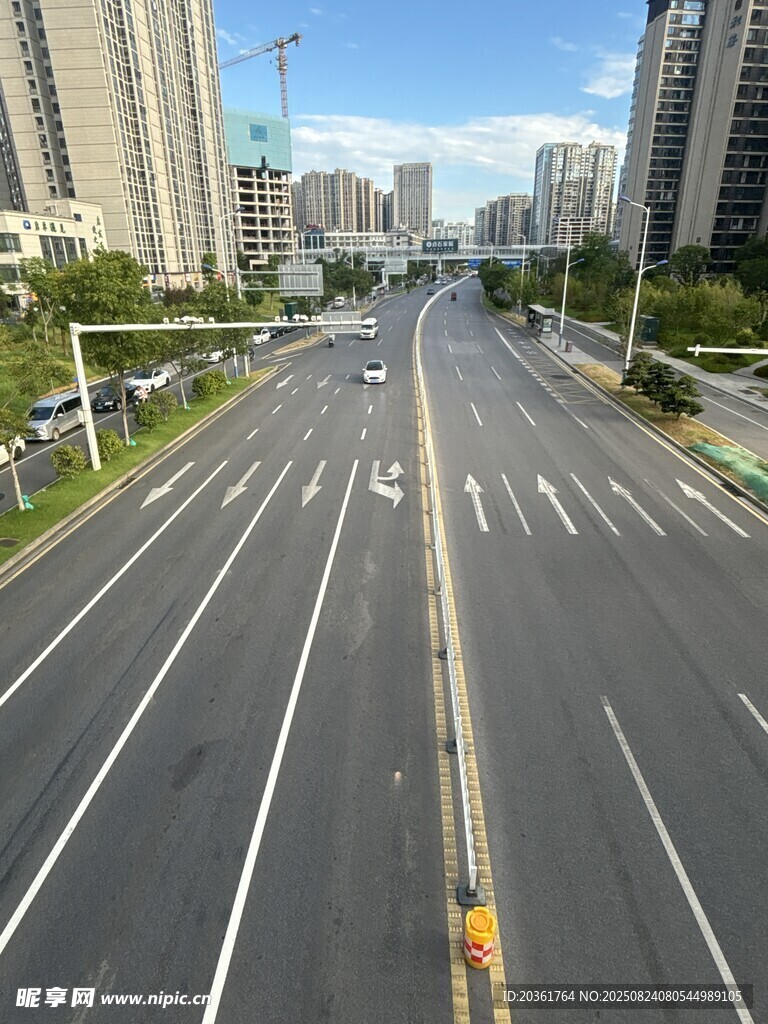 宽阔城市道路与两旁建筑