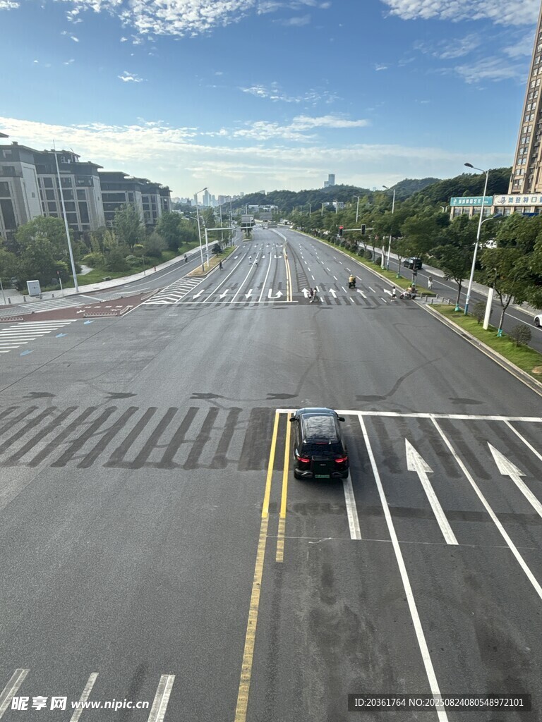 宽阔道路上的行驶车辆