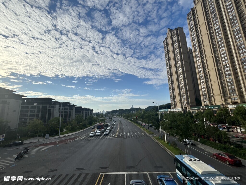 城市宽阔道路与高楼景观