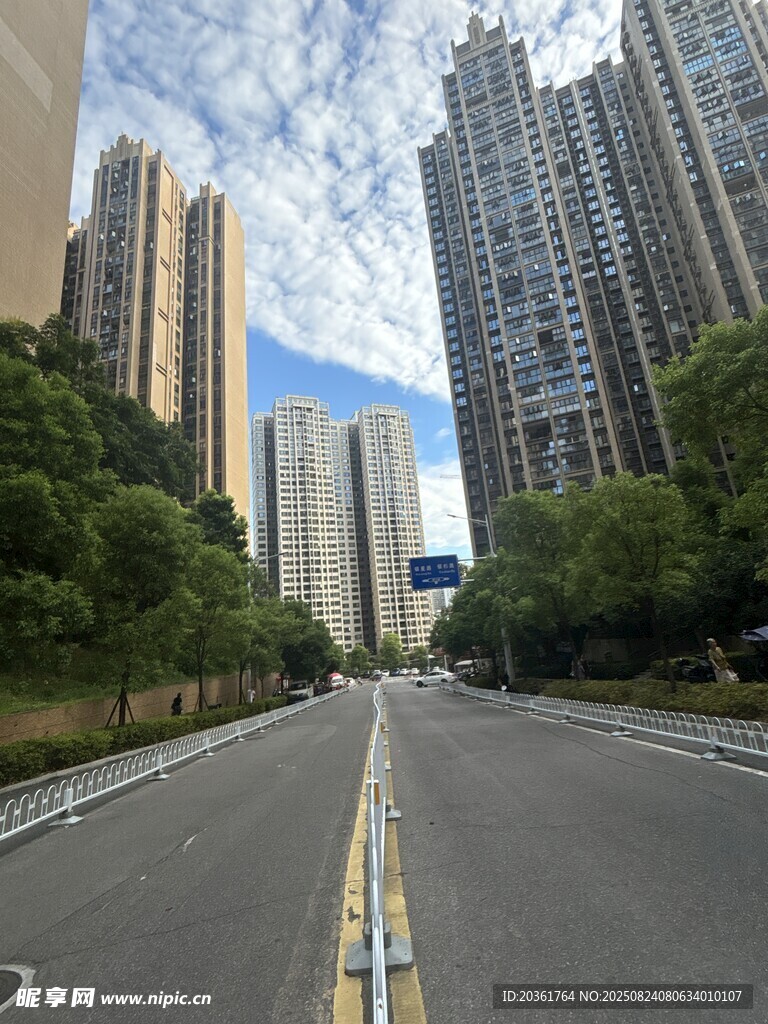 城市宽阔道路与林立高楼